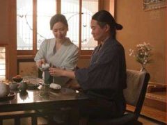 Thư Kí Trẻ Phục Vụ Tiệc Rượu Cho Sếp