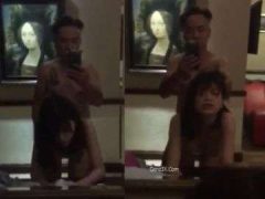 Quay Clip Địt Con Bạn Thân Trước Gương Làm Kĩ Niệm