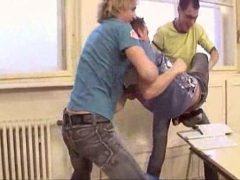 Nam Sinh Bị Bạn Học Chung Lớp Hiếp Lỗ Hậu