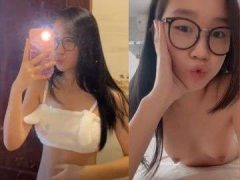Gái Xinh Đep Kính Khoe Ra Cặp Vú Tròn To